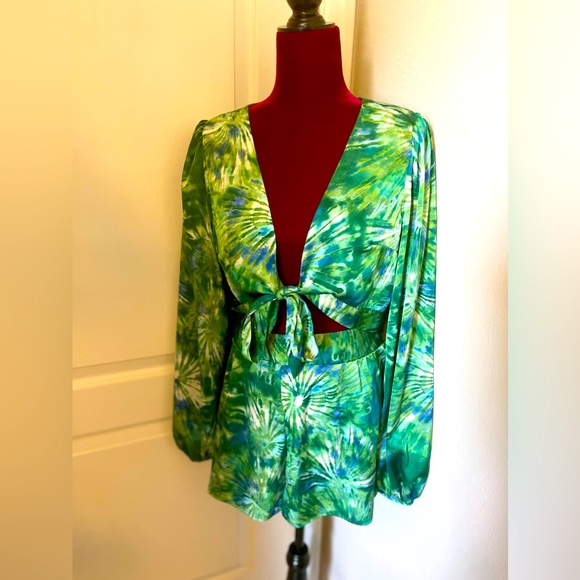Green 2 Piece Shorts and Top - Picture 1 of 2
